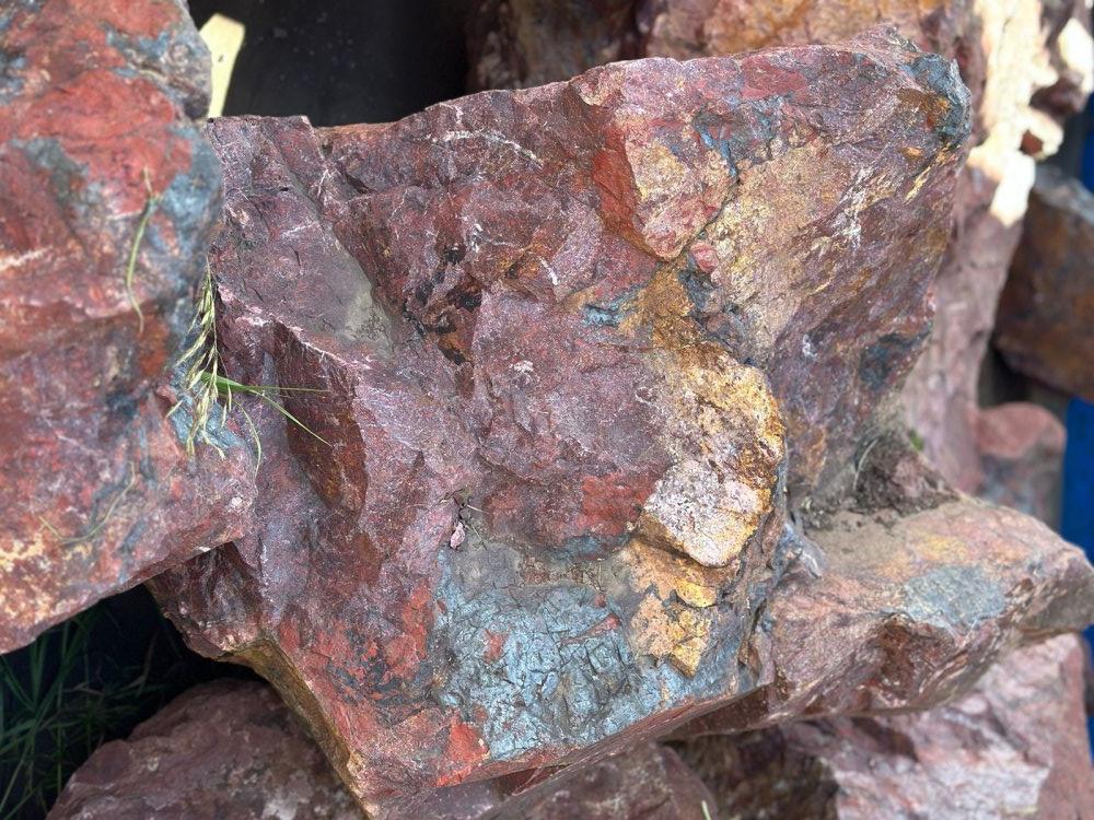 Камни для ландшафтного дизайна красно-фиолетовые 10-60 килограмм купить в Луховицах