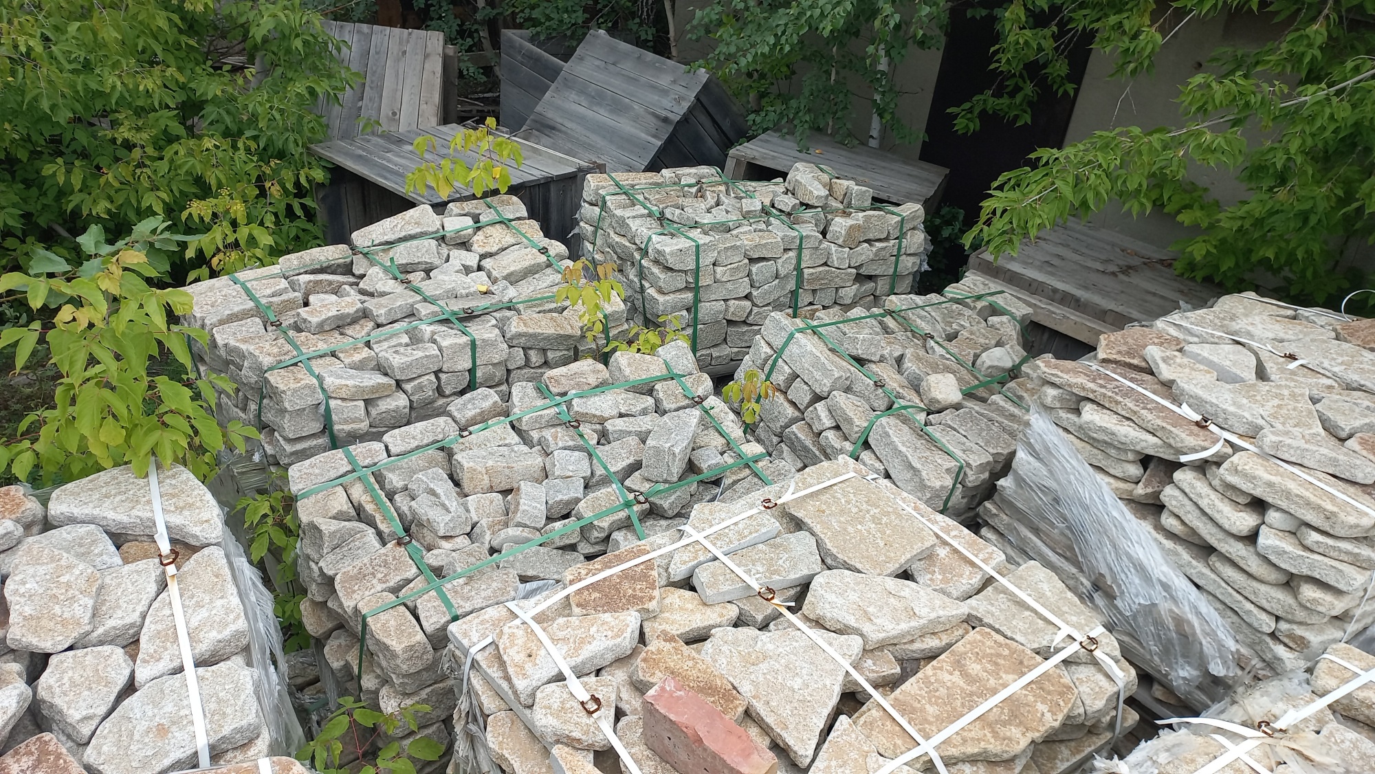 Плитняк галтованный гранитный для ландшафтного дизайна купить в Луховицах