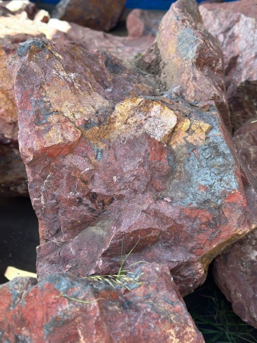 Камни для ландшафтного дизайна красно-фиолетовые 10-60 килограмм купить в Луховицах