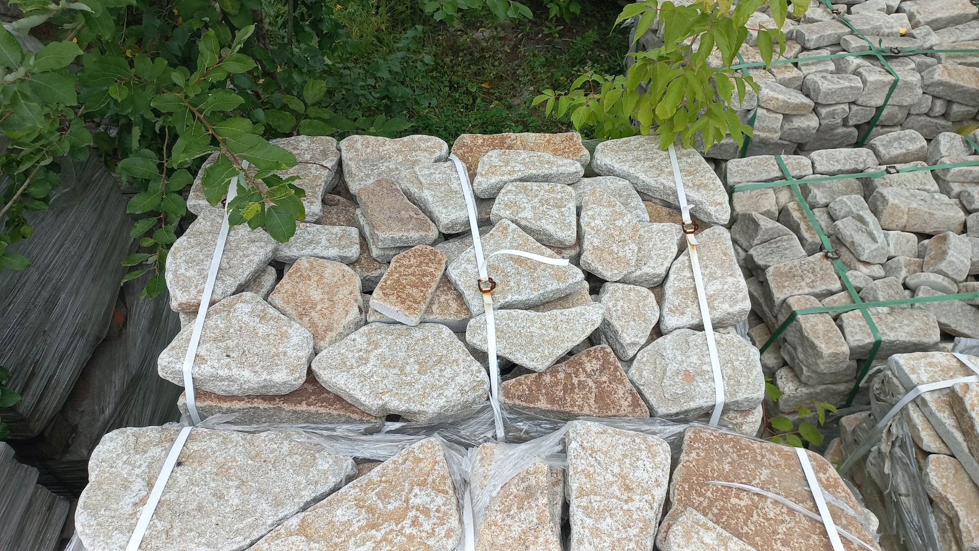 Плитняк галтованный гранитный для ландшафтного дизайна купить в Луховицах