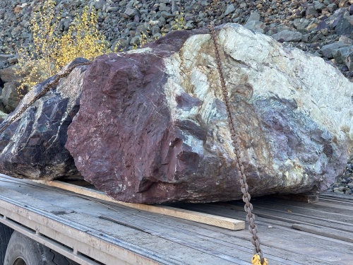 Огромные красно-фиолетовые валуны для ландшафтного дизайна весом более 5 тонн купить в Луховицах
