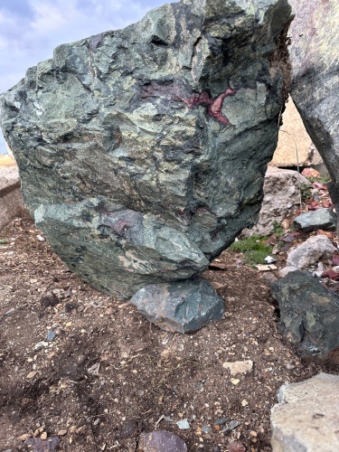 Гигантские зелёные валуны для ландшафтного дизайна весом более 5 тонн купить в Луховицах