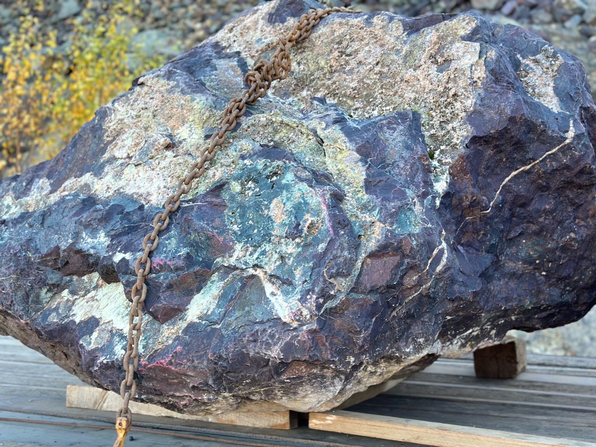 Огромные красно-фиолетовые валуны для ландшафтного дизайна весом более 5 тонн купить в Луховицах