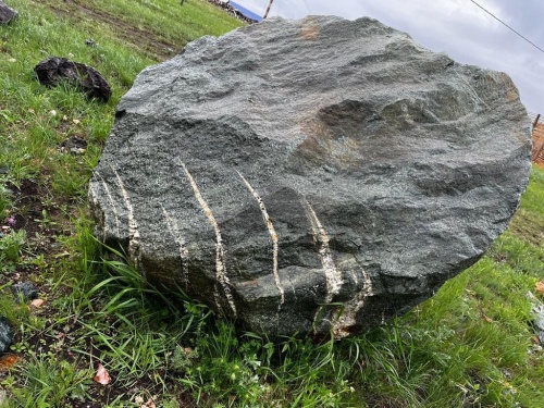 Гигантские зелёные валуны для ландшафтного дизайна весом более 5 тонн купить в Луховицах