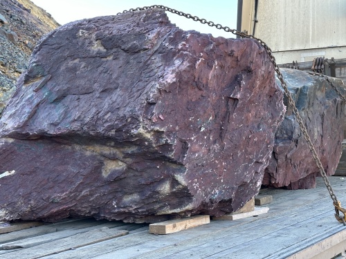 Огромные красно-фиолетовые валуны для ландшафтного дизайна весом более 5 тонн купить в Луховицах