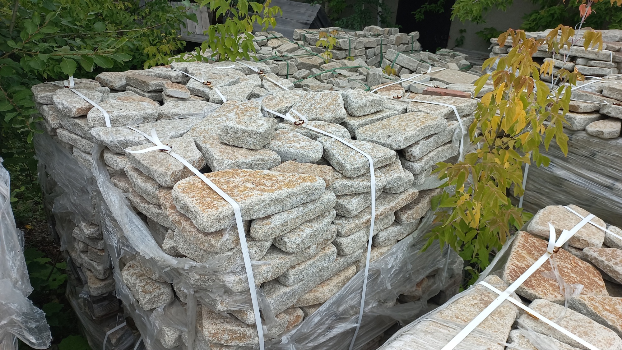 Плитняк галтованный гранитный для ландшафтного дизайна купить в Луховицах