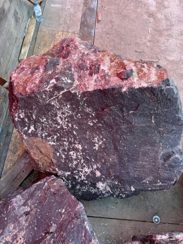 Камни для ландшафтного дизайна красно-фиолетовые 10-60 килограмм купить в Луховицах