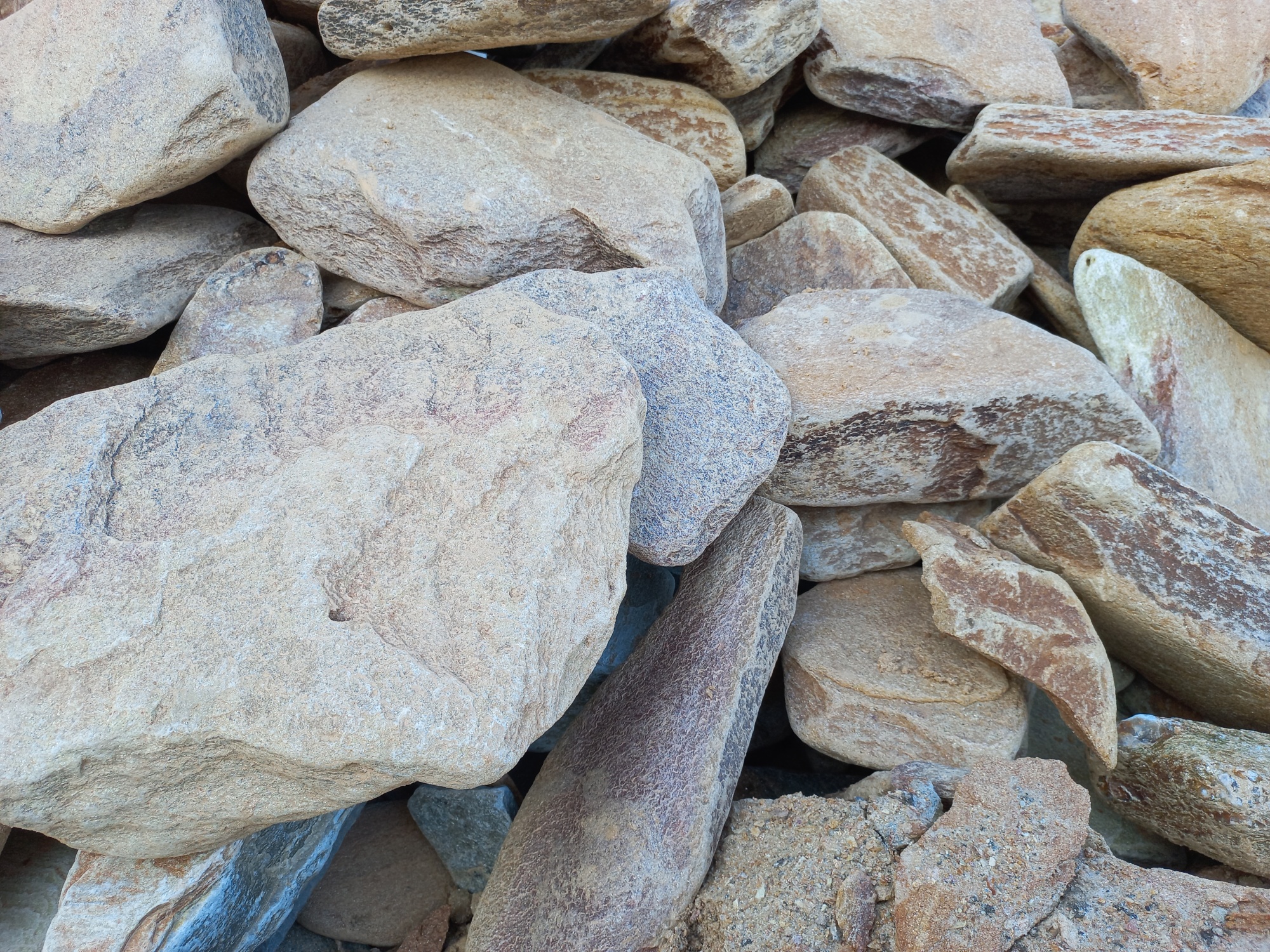 Златолит жёлтый, жёлто-зелёный глыбки и валуны для ланшафтного дизайна купить в Луховицах