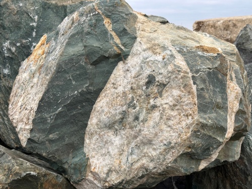 Гигантские зелёные валуны для ландшафтного дизайна весом более 5 тонн купить в Луховицах