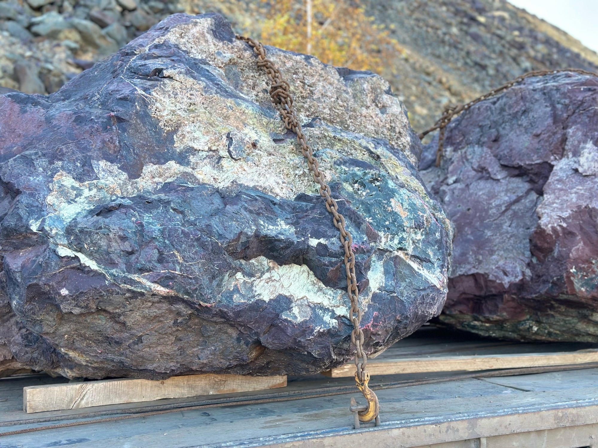 Огромные красно-фиолетовые валуны для ландшафтного дизайна весом более 5 тонн купить в Луховицах