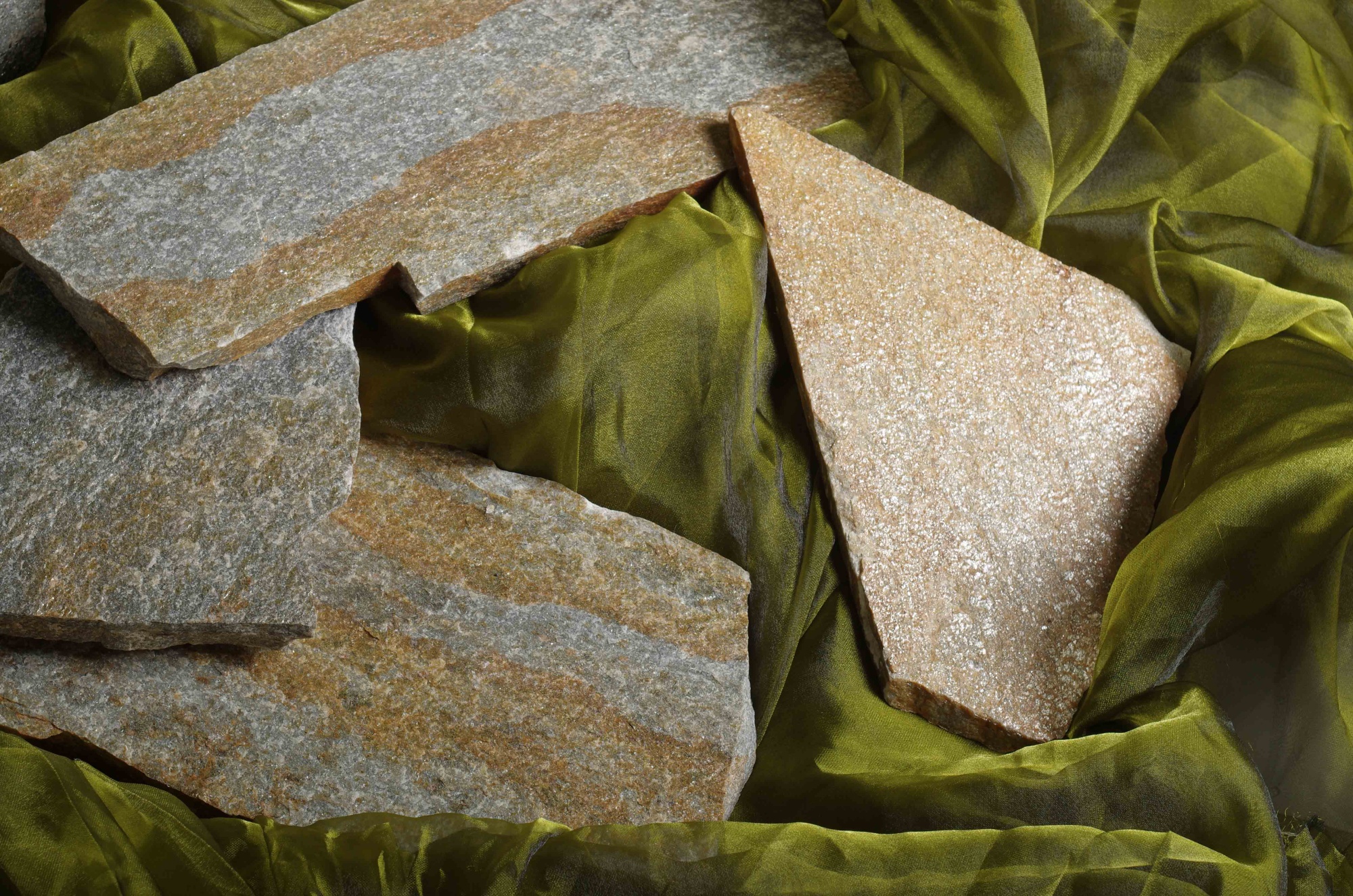 Плитняк златолит Уральский для цоколя, отмостки купить в Луховицах